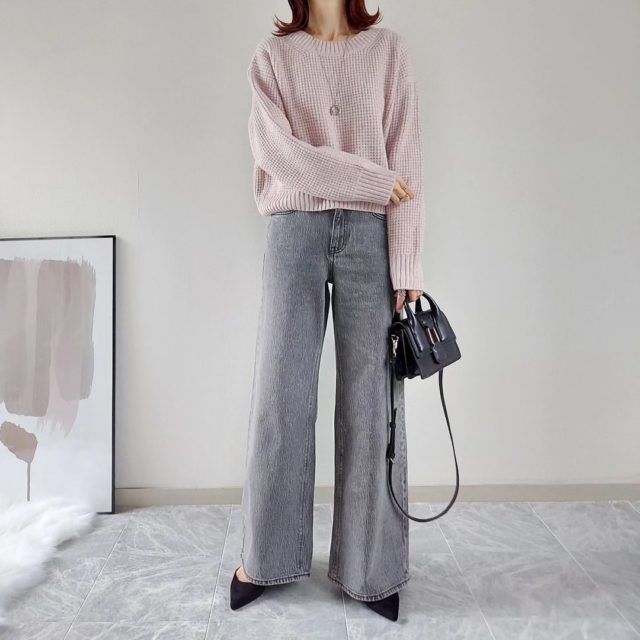 GU「メランジニット」デニムコーデの女性