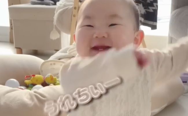 のんびり午後に突然現れた人物！ベビーが見せた驚きの反応