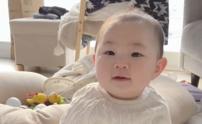 のんびり午後に突然現れた人物！ベビーが見せた驚きの反応