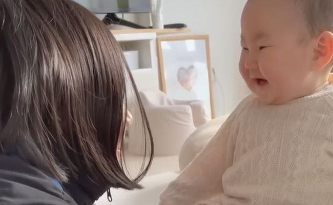 のんびり午後に突然現れた人物！ベビーが見せた驚きの反応