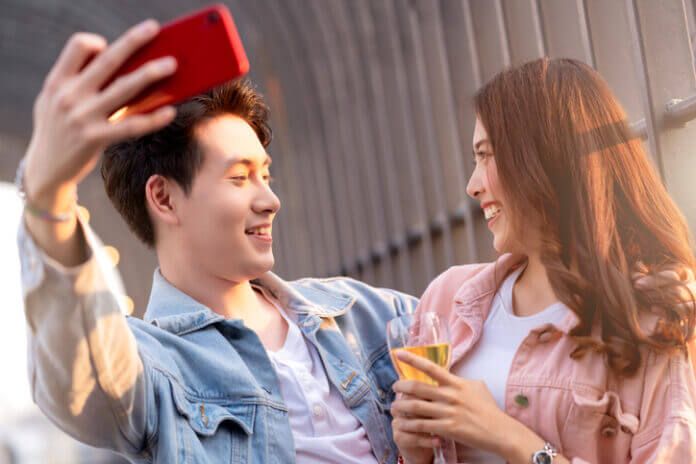 曖昧な関係は嫌…「友達以上恋人未満」からステップアップする方法5選