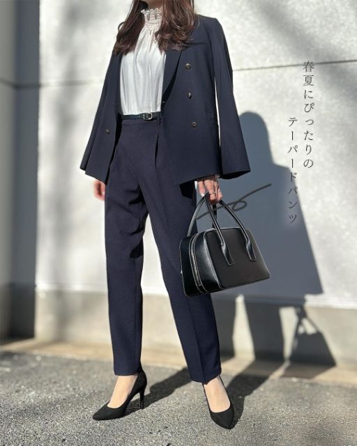 ネイビーのテーラードジャケット×ネイビーのタックパンツの全身コーデ