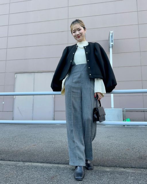 ネイビーのカーディガン×グレーのサロペットパンツの全身コーデ