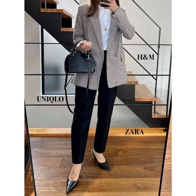 チェックジャケット×黒のテーパードパンツの全身コーデ