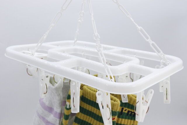 ダイソーの角型ハンガー（ポリカーボネートフック、20ピンチ）の使用例