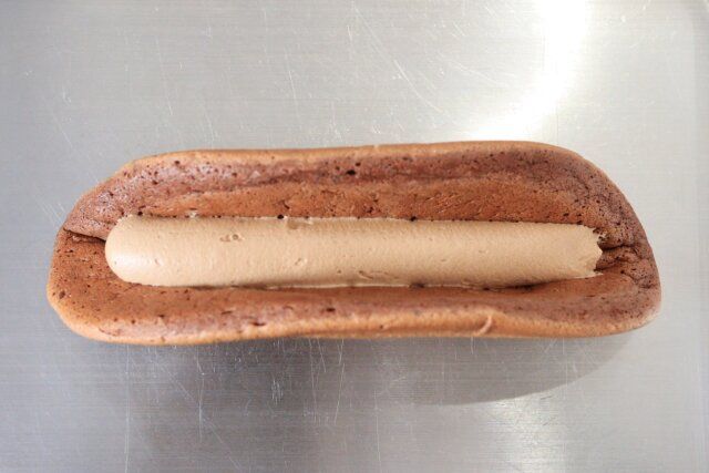 チョコクリームオムレット レシピ オムレット生地にチョコレートクリームを絞る