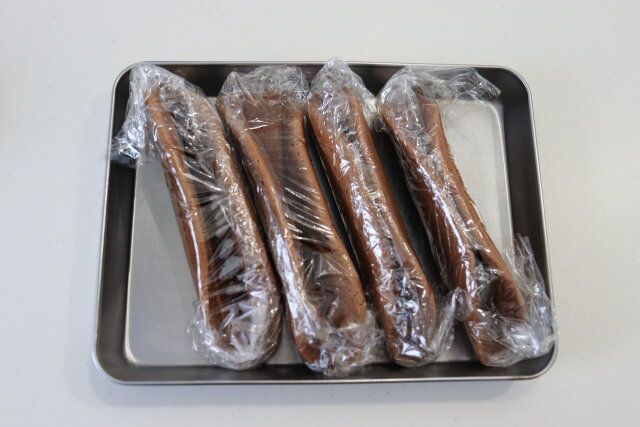 チョコクリームオムレット レシピ 生地をラップで成型する