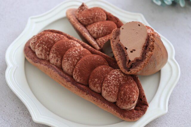 チョコクリームオムレット レシピ ココアパウダーを振る