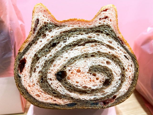 マーブル柄のねこ「ねこねこ食パン loves ハートフルベアー」