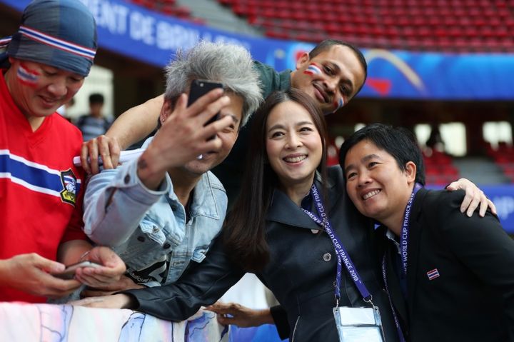 世界で躍進するのは選手だけじゃない。快進撃のタイ代表の日本人監督とそのサポーター