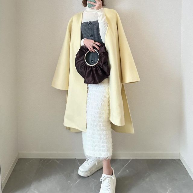 イエローのダブルフェイスラップコートを着用したコーデ