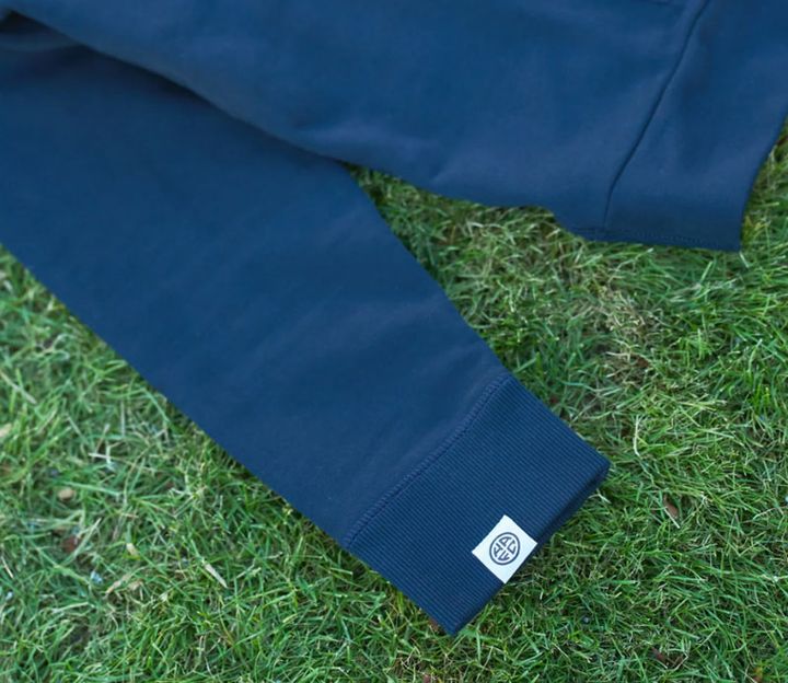 鹿島アントラーズ、オリジナルアパレルを発売！パーカーは「ホントに鹿島？」な超シンプルデザイン