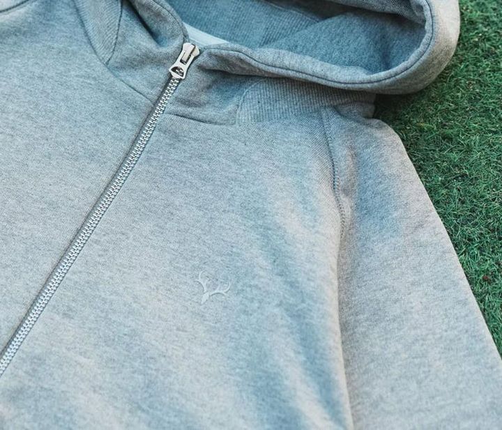 鹿島アントラーズ、オリジナルアパレルを発売！パーカーは「ホントに鹿島？」な超シンプルデザイン