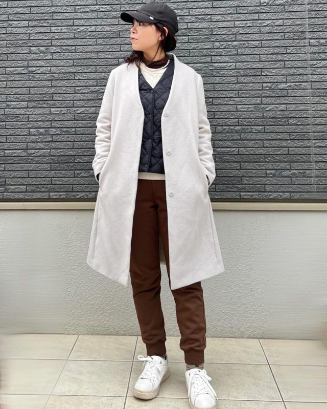 UNIQLO「キルティングJK」ホワイトコートコーデの女性