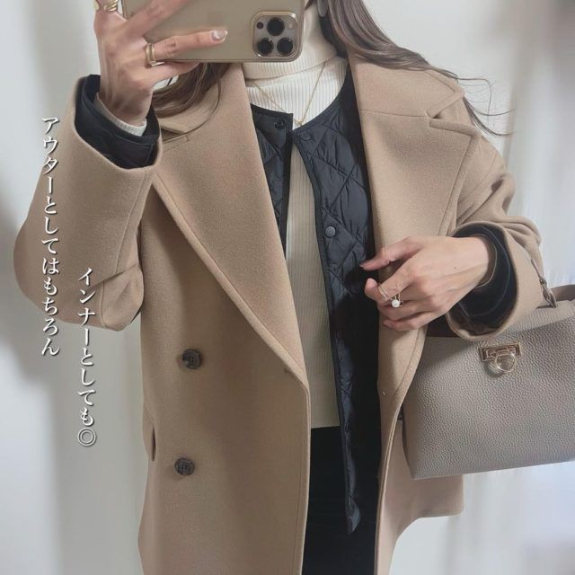 UNIQLO「キルティングJK」ベージュコートコーデの女性