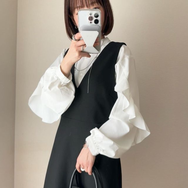 白のラッフルスリーブブラウスを着用したコーデ