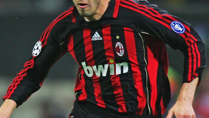 サッカー界最強の「赤黒ストライプ」ユニフォームを着る5チーム