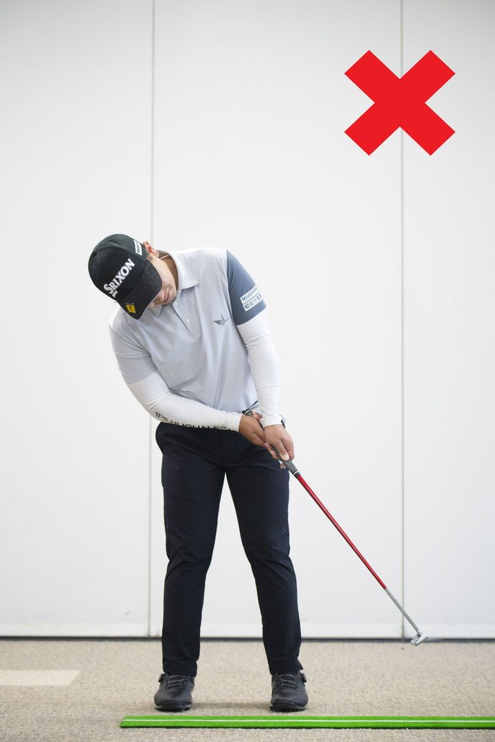 パットの転がりが良くなる構えはどっち…？トッププロが徹底解説！