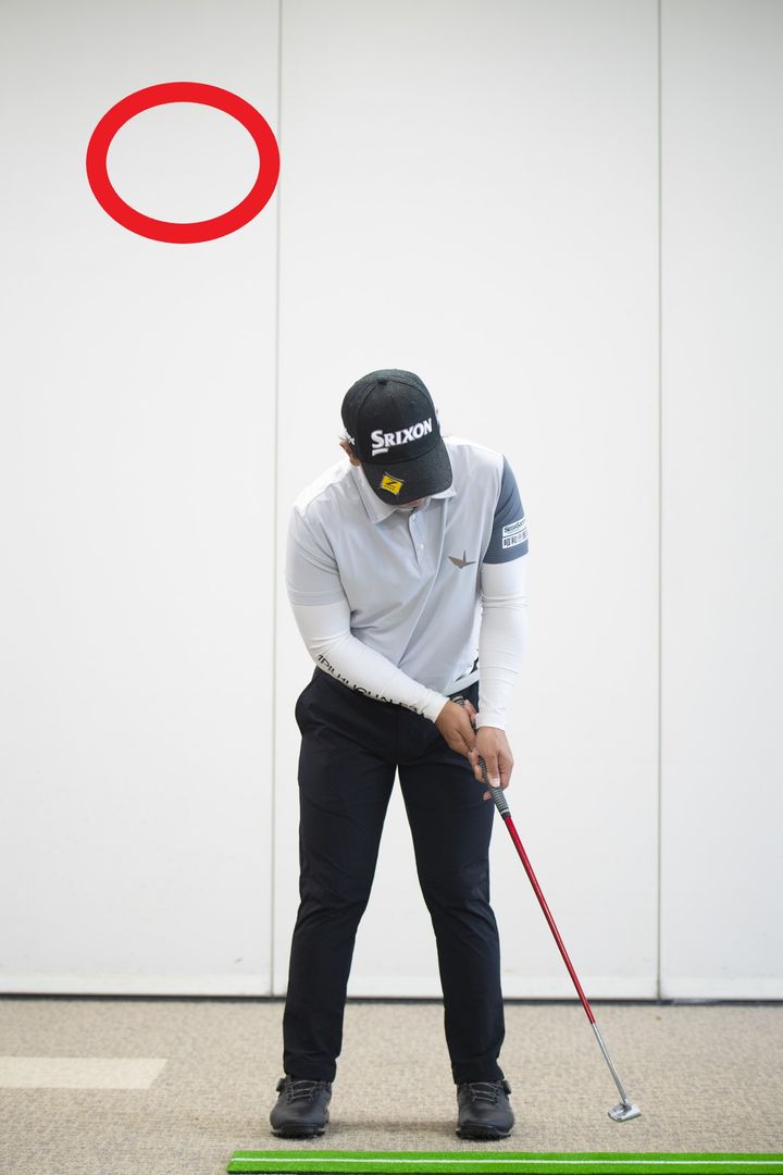 パットの転がりが良くなる構えはどっち…？トッププロが徹底解説！