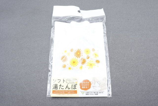 セリアのソフト湯たんぽ レトロフラワーのパッケージ