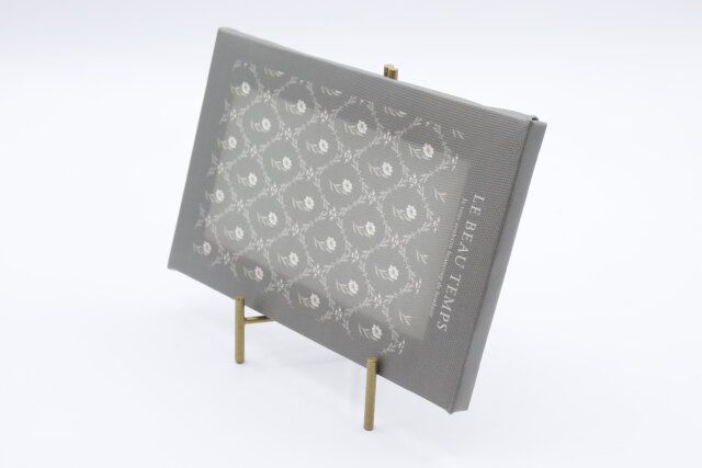 セリアのインテリアイーゼル ゴールドはヨコで使用可能