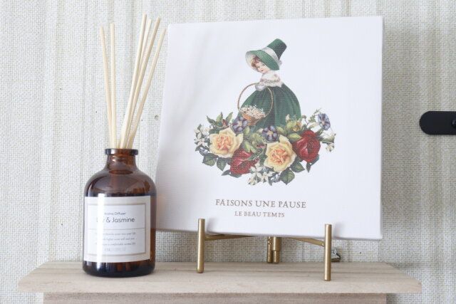 セリアのインテリアイーゼル ゴールドの使用例