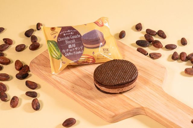 ファミリーマート「濃厚生チョコサンド」