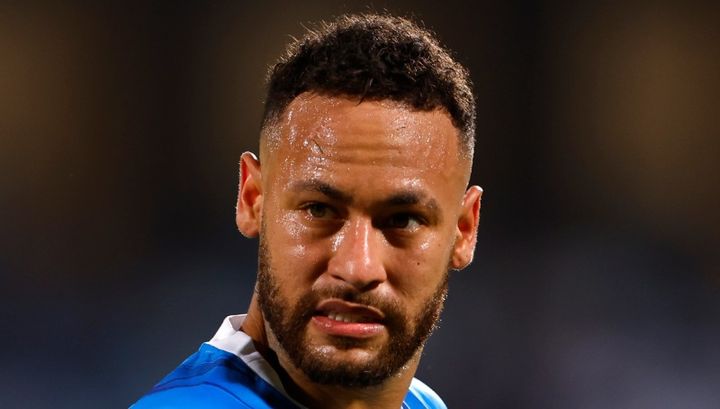 リハビリ中のネイマール、35万円のデニムシャツで降臨も体型が話題に「太りすぎ」「ファッションのせい」