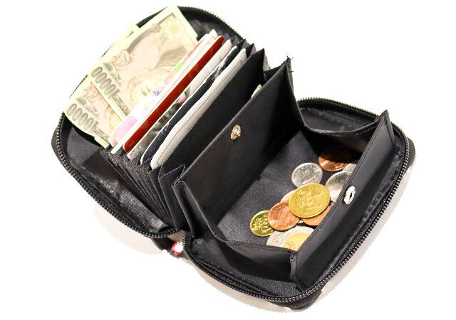 ミッキーマウスのミニ財布にお金やカードを入れた画像