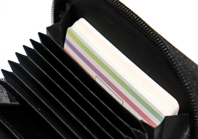 ミッキーマウスのミニ財布のマチ付きポケットに名刺を入れた画像