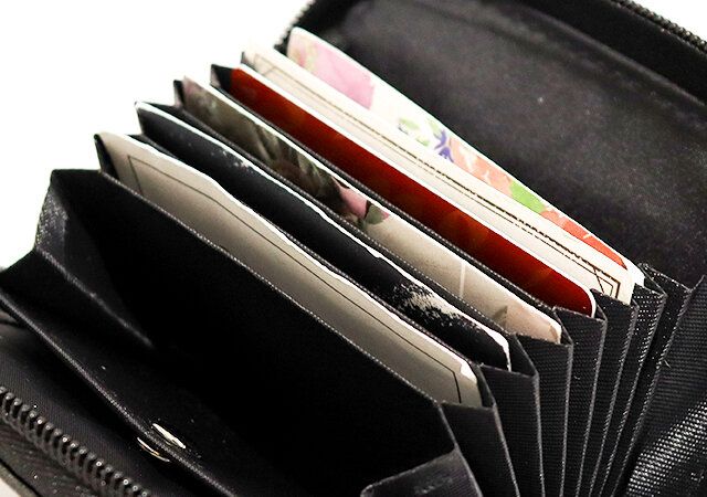 ミッキーマウスのミニ財布のじゃばらポケットにカードを収納した画像