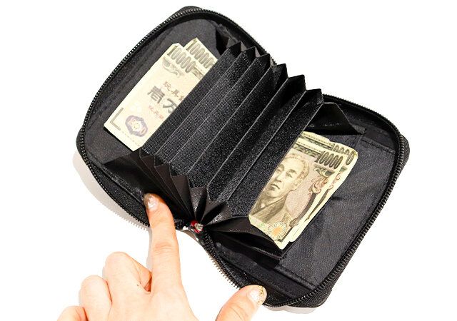 ミッキーマウスのミニ財布のお札入れにお札を入れた画像