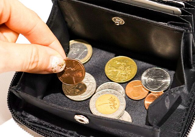 ミッキーマウスのミニ財布の小銭入れに小銭を入れた画像