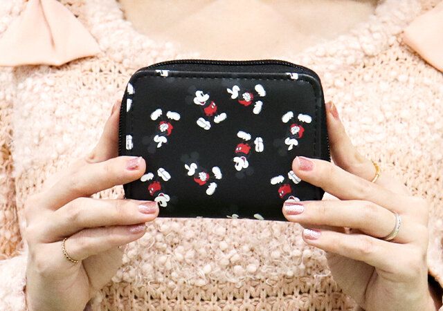ミッキーマウスのミニ財布を持っている画像