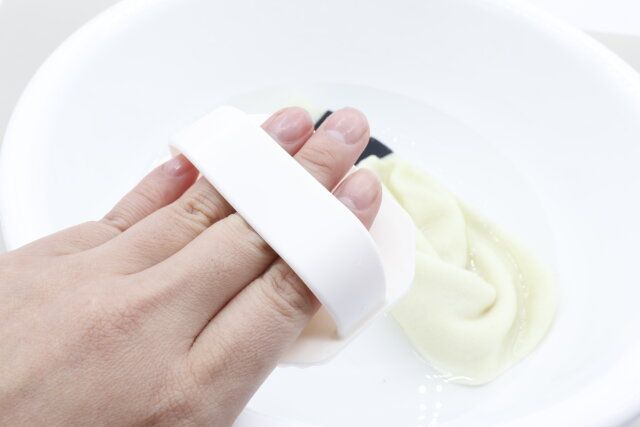 キャンドゥの持ち手付ミニ洗濯板は水がたまらず使いやすい