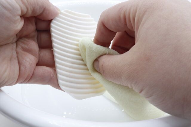 キャンドゥの持ち手付ミニ洗濯板は手にはめて使える