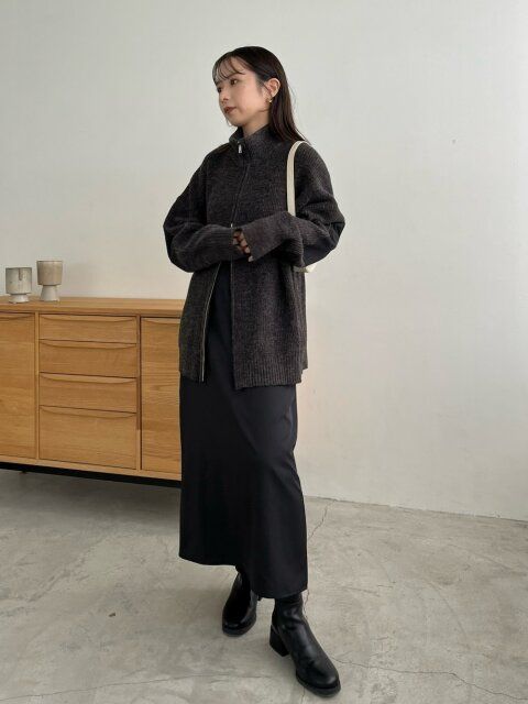 黒キャミワンピースのコーデ