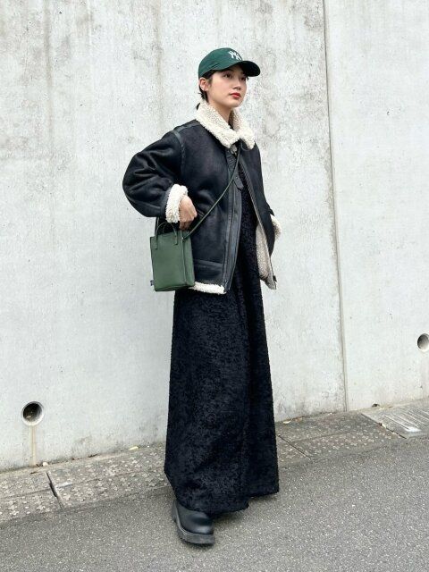 黒キャミワンピースのコーデ