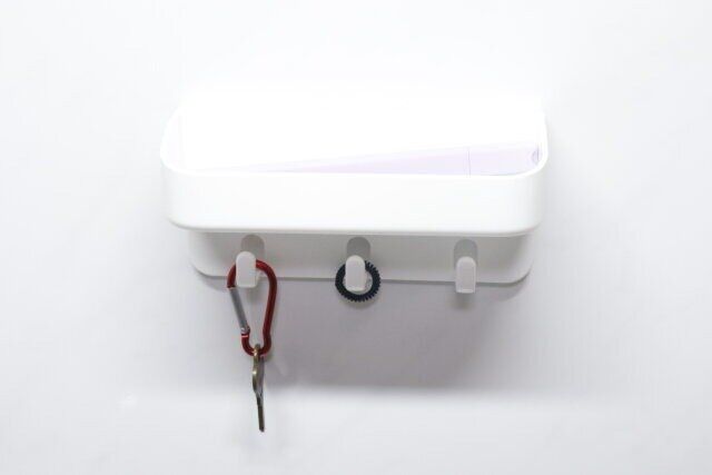 フック付トレー（白、15.5cm×7.5cm×6.2cm）の使用例