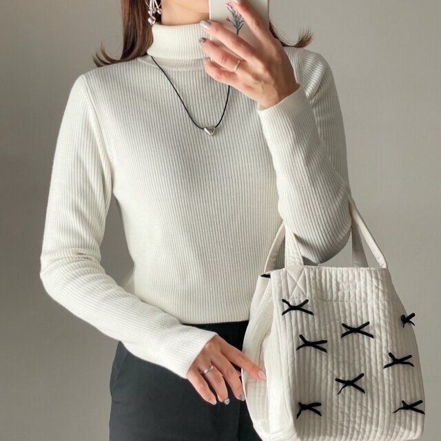 ユニクロのエクストラファインメリノリブタートルネックセーター