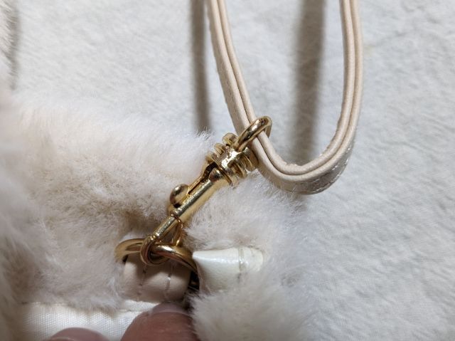 ストラップ接続部