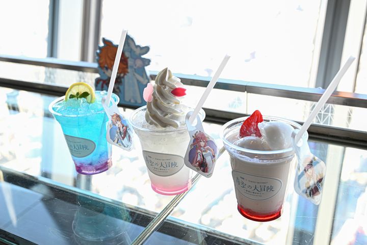 こちらがコラボドリンク3種。右から体⼒回復（イチゴスムージー）、娯楽時間（桜ソーダ）、新たな挑戦（レモネード）となっています