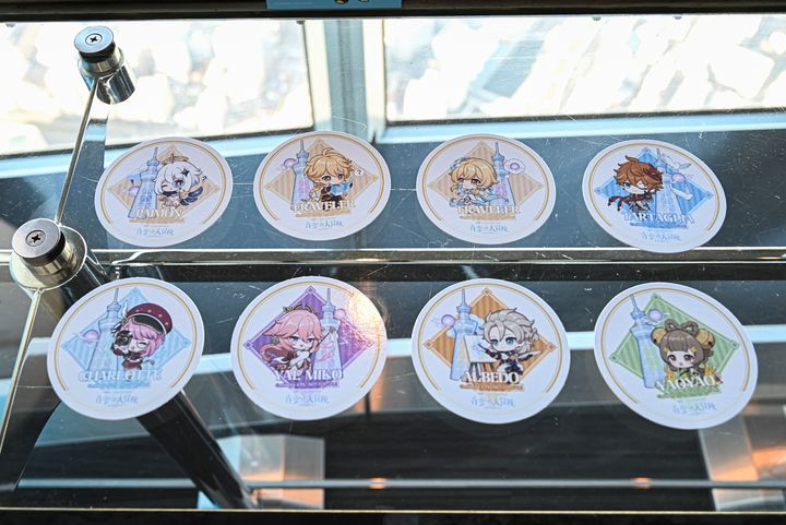 メニュー1品注文毎に、8種類のオリジナルコースターのうちランダムで1枚もらえます