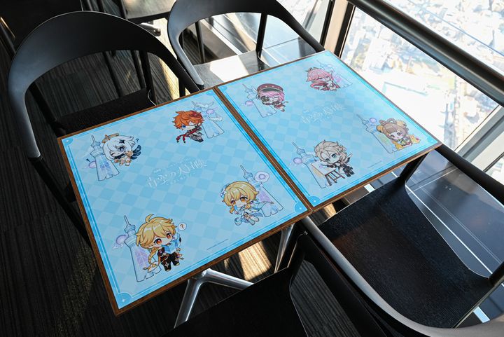 テーブル席の机にも装飾が！