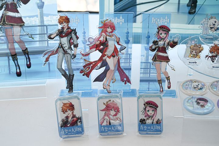 アクリルスタンド 全3種 各1760円（上）とスライド⽸ラムネ 全3種 各605円（下）