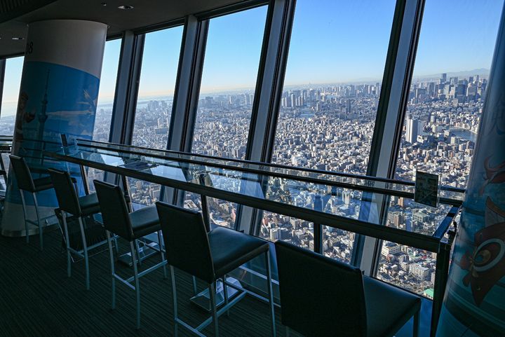 外を見られるカウンター席。外を一望できます！