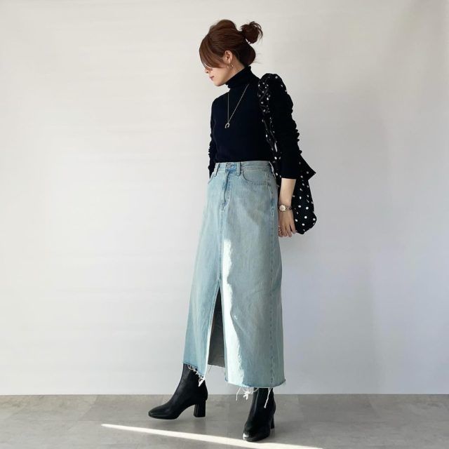 UNIQLO「デニスカ」ブラックコーデの女性