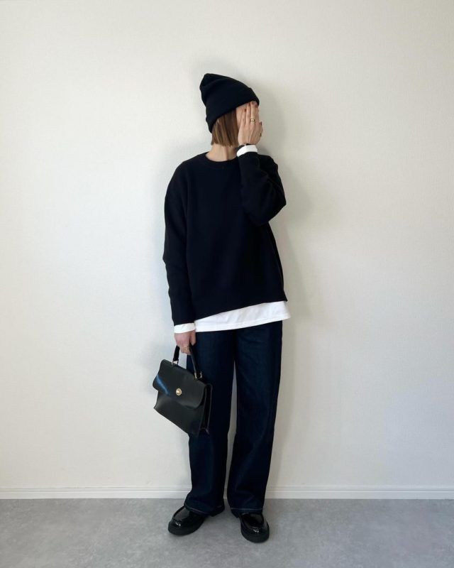 UNIQLO「スムースセーター」ブラックコーデの女性