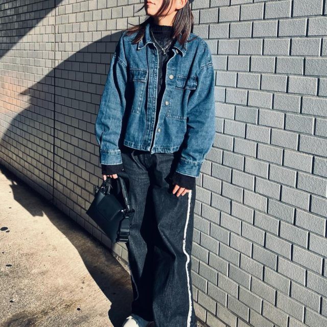 UNIQLO「キルティングJK」デニムコーデの女性