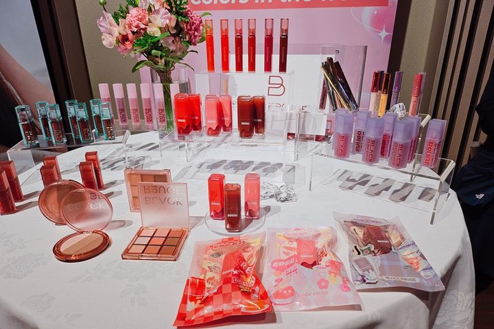 リップやカラーパレット商品がたくさん